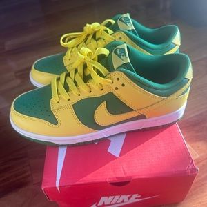 Men’s size 6.5 yellow and green dunks never been worn